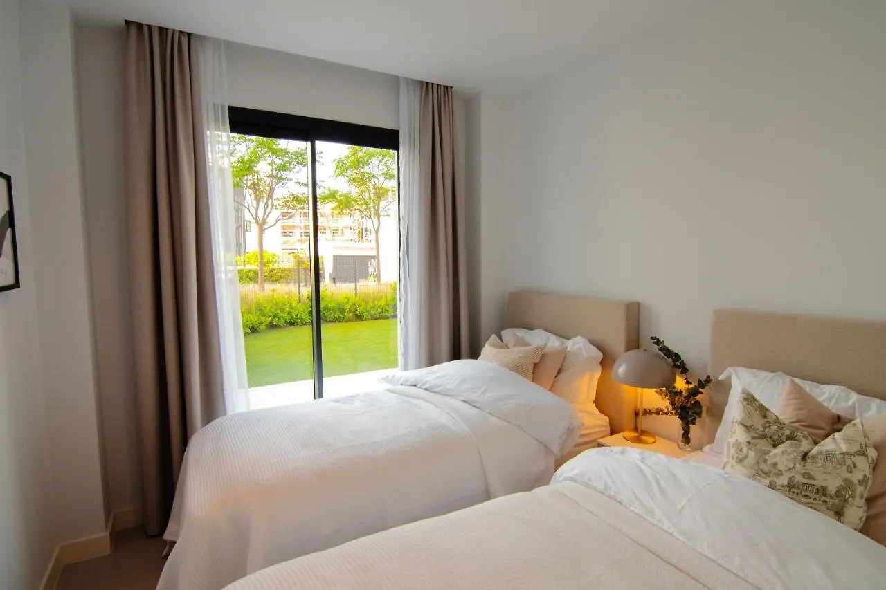 Mara's Apartments Higueron West: Spacious Terrace & Sun-Soaked Garden Fuengirola