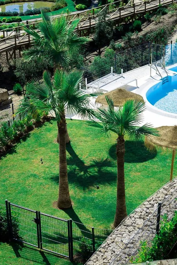 Mara's Apartments Higueron West: Spacious Terrace & Sun-Soaked Garden Fuengirola