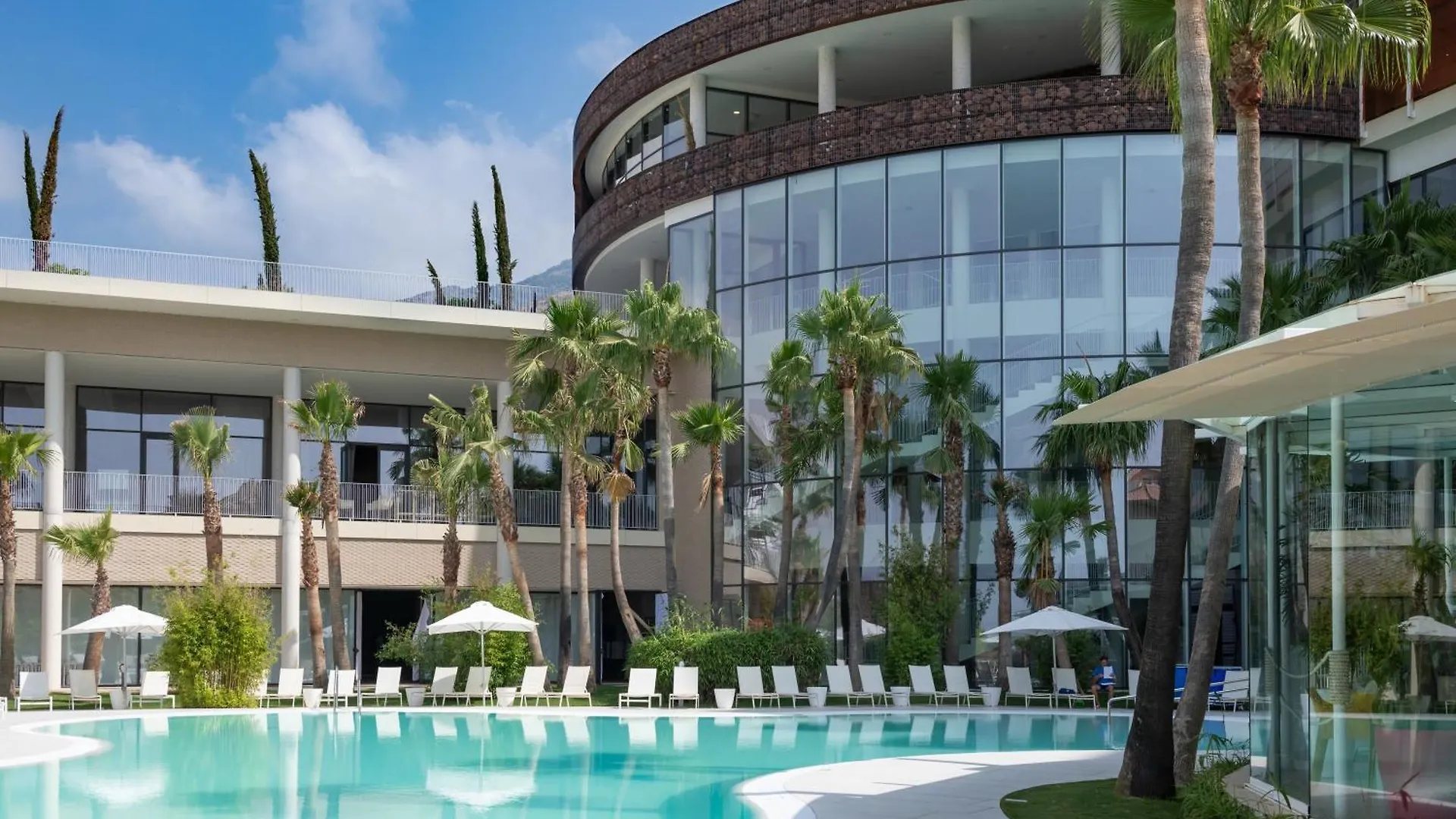 Mara's Apartments Higueron West: Spacious Terrace & Sun-Soaked Garden Fuengirola